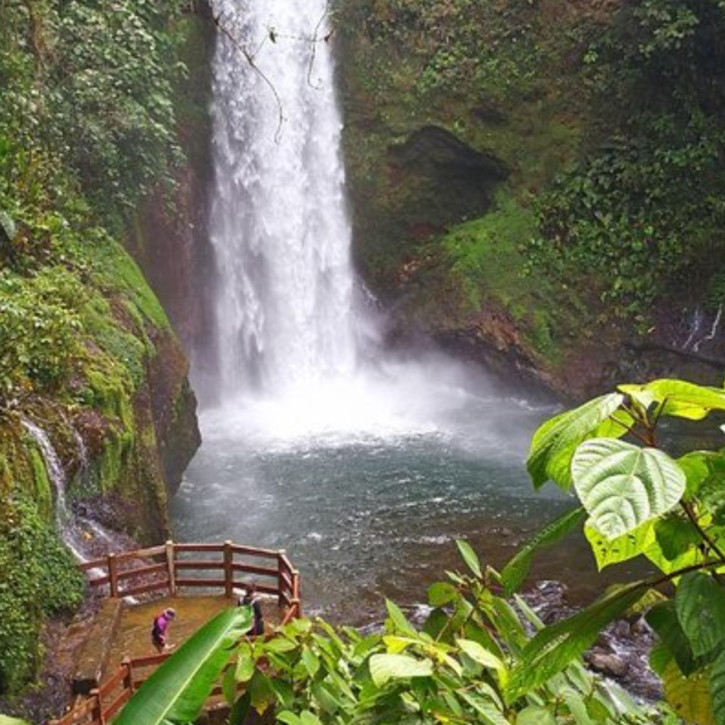 Poas Volcano y la paz waterfall
